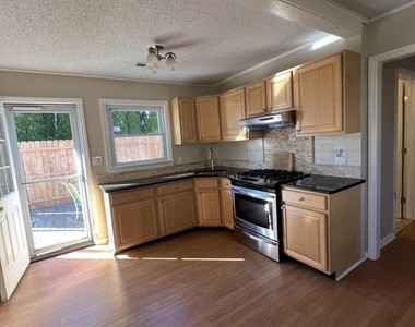 451 Harnell Avenue - Photo Thumbnail 8