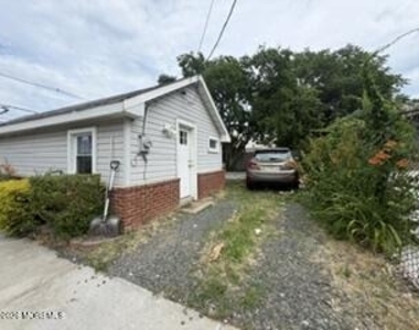 195 Bay Avenue - Photo Thumbnail 16
