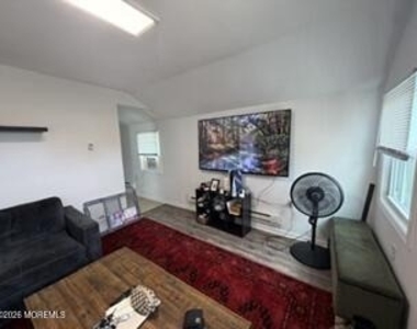 195 Bay Avenue - Photo Thumbnail 4