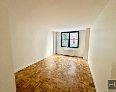 East 49 Street - Photo Thumbnail 5