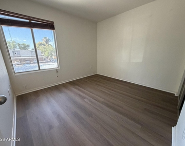 5910 W Golden Lane - Photo Thumbnail 11