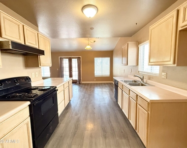 10225 W Windsor Boulevard - Photo Thumbnail 6