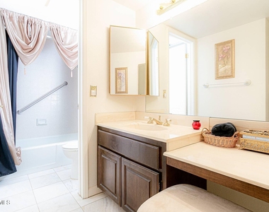 5124 N 31st Place - Photo Thumbnail 4