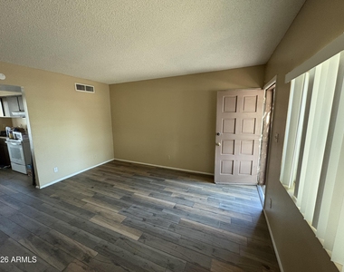 11214 W Nevada Avenue - Photo Thumbnail 10