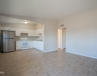 2131 W Devonshire Avenue - Photo Thumbnail 2