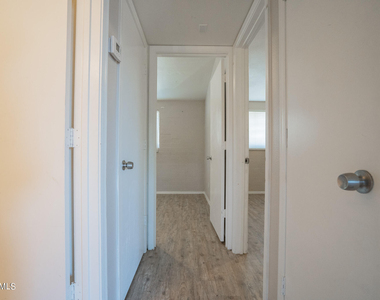 2131 W Devonshire Avenue - Photo Thumbnail 7