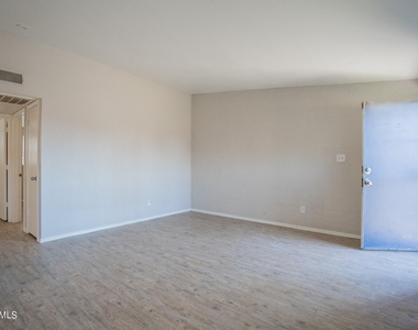 2131 W Devonshire Avenue - Photo Thumbnail 6