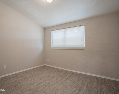 2131 W Devonshire Avenue - Photo Thumbnail 10