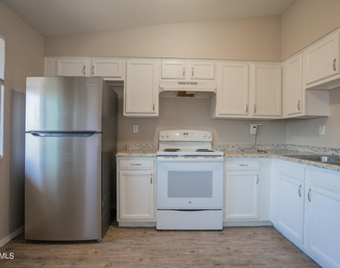 2131 W Devonshire Avenue - Photo Thumbnail 5