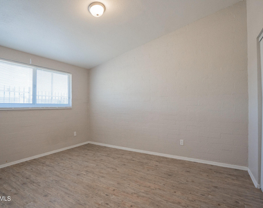 2131 W Devonshire Avenue - Photo Thumbnail 8