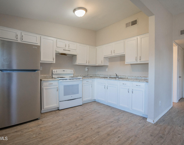 2131 W Devonshire Avenue - Photo Thumbnail 4