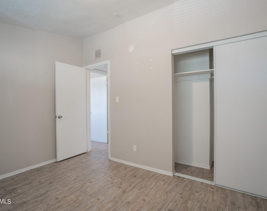 2131 W Devonshire Avenue - Photo Thumbnail 11
