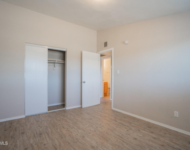 2131 W Devonshire Avenue - Photo Thumbnail 9