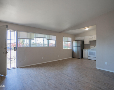 2131 W Devonshire Avenue - Photo Thumbnail 3