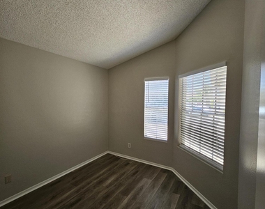 3040 E Bluefield Avenue - Photo Thumbnail 11