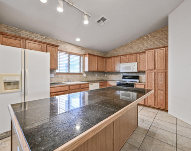 15110 N 140th Avenue - Photo Thumbnail 4