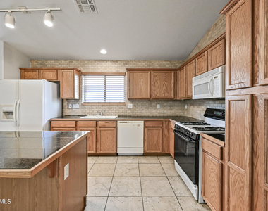 15110 N 140th Avenue - Photo Thumbnail 5