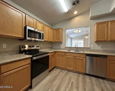 2122 S 114th Avenue - Photo Thumbnail 2