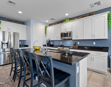 2319 W Darrow Street - Photo Thumbnail 6