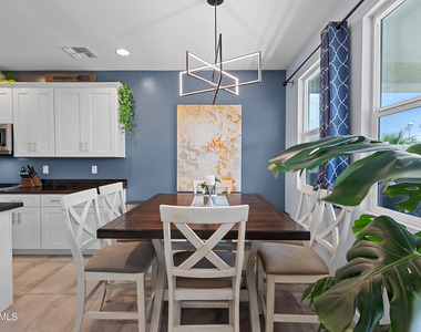 2319 W Darrow Street - Photo Thumbnail 8