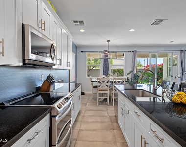 2319 W Darrow Street - Photo Thumbnail 7