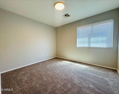 36556 W Velazquez Drive - Photo Thumbnail 11