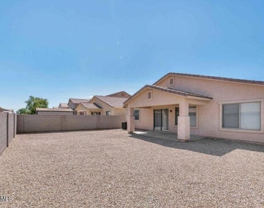 36556 W Velazquez Drive - Photo Thumbnail 14