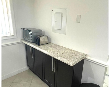 2805 Sw 22nd Avenue - Photo Thumbnail 4