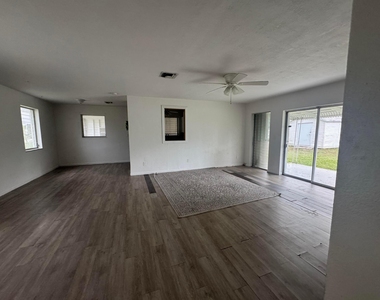 141 Se Bonita Court - Photo Thumbnail 2
