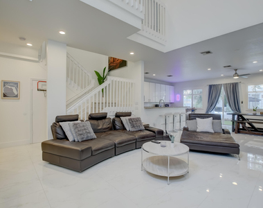 131 S East 7th Way - Photo Thumbnail 4
