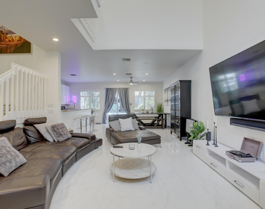 131 S East 7th Way - Photo Thumbnail 3