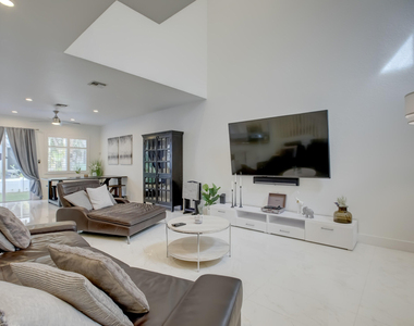 131 S East 7th Way - Photo Thumbnail 2