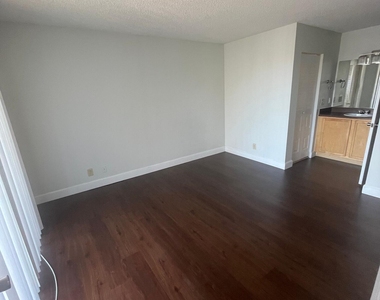 700 Executive Center Drive - Photo Thumbnail 6