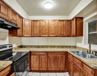 1318 Nw 11th Place - Photo Thumbnail 19