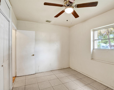 1318 Nw 11th Place - Photo Thumbnail 10