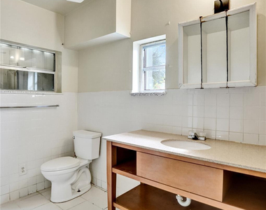 1318 Nw 11th Place - Photo Thumbnail 14