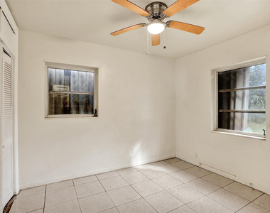 1318 Nw 11th Place - Photo Thumbnail 12