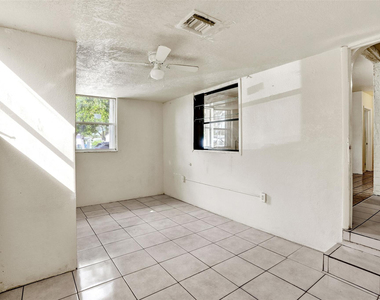 1318 Nw 11th Place - Photo Thumbnail 6