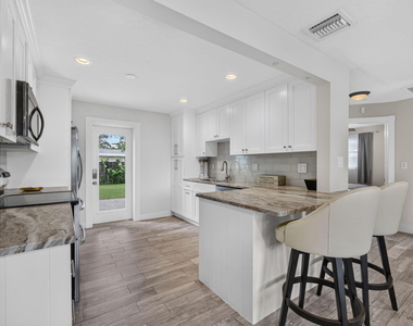 216 E 24th Street - Photo Thumbnail 15