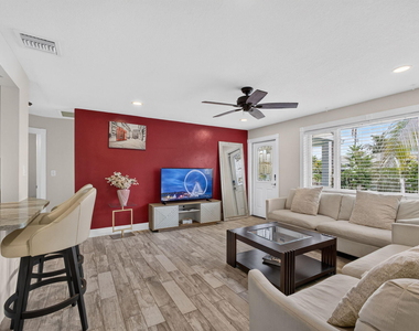 216 E 24th Street - Photo Thumbnail 5