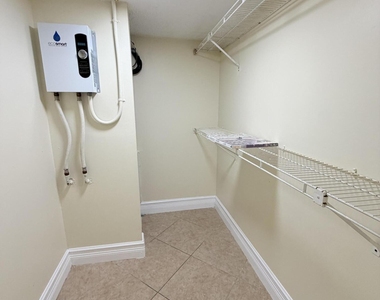 2929 Zorno Way - Photo Thumbnail 16