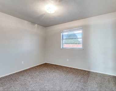 900 Skelly Street - Photo Thumbnail 2