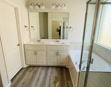 9109 Stormcrow Drive - Photo Thumbnail 16