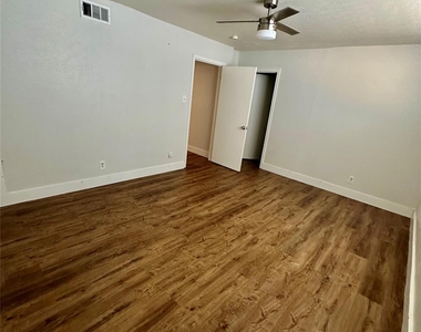 2211 S Vernon Avenue - Photo Thumbnail 8
