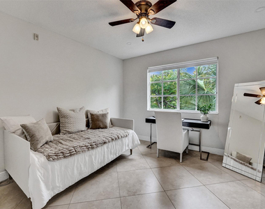 7940 N Nob Hill Road - Photo Thumbnail 22