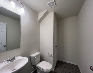 16013 Crews Avenue - Photo Thumbnail 4