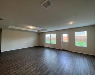 16013 Crews Avenue - Photo Thumbnail 8
