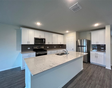 16013 Crews Avenue - Photo Thumbnail 6