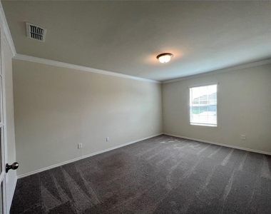 16013 Crews Avenue - Photo Thumbnail 2