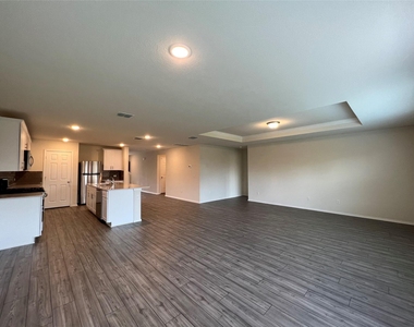 16013 Crews Avenue - Photo Thumbnail 7